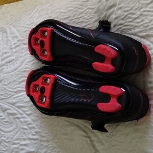 Black and Red Cycling Shoes. NEW WITHOUT TAGS!!